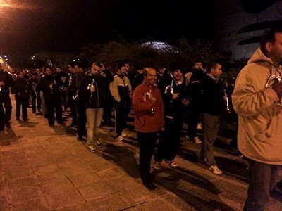 La banda, ensayando junto a Torre Triana